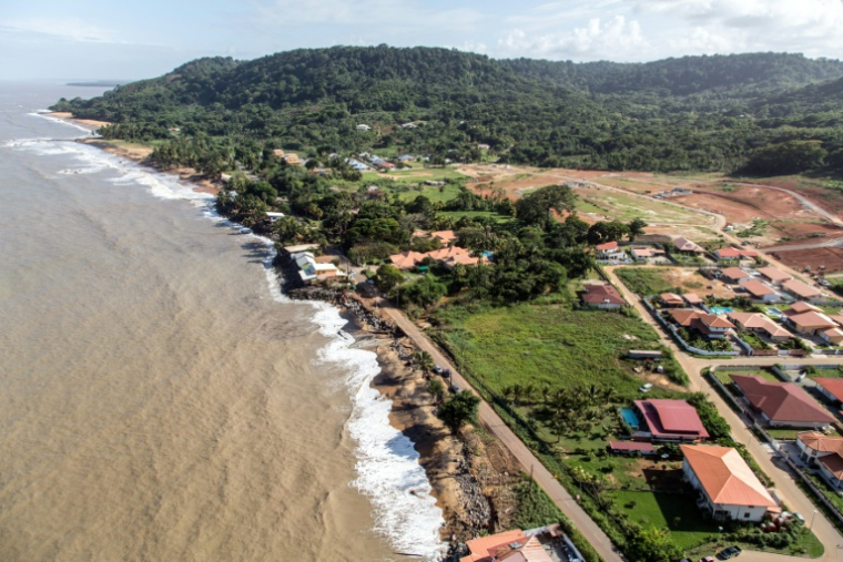 La côte atlantique peu à peu grignotée par les eaux à Remire-Montjoly, en Guyane, le 15 janvier 2013 ( AFP / JODY AMIET )