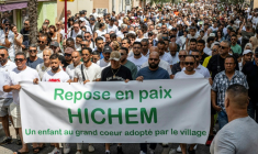 Une marche blanche en hommage au Tunisien Hichem Miraoui, le 8 juin 2025 à Puget-sur-Argens, dans le Var ( AFP / Miguel MEDINA )