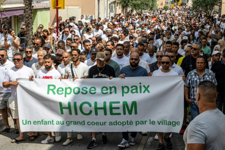Une marche blanche en hommage au Tunisien Hichem Miraoui, le 8 juin 2025 à Puget-sur-Argens, dans le Var ( AFP / Miguel MEDINA )