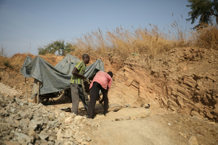 Des mineurs travaillent sur un site minier à Anka, près de Gusau (Nigeria), le 4 décembre 2019 ( AFP / Kola Sulaimon )