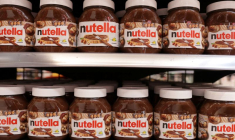 Des pots de Nutella sont présentés sur un rayon dans un supermarché
