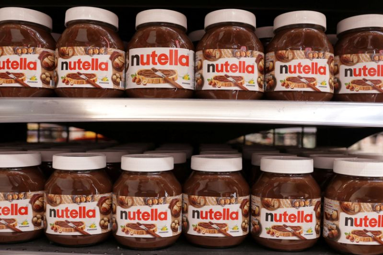 Des pots de Nutella sont présentés sur un rayon dans un supermarché