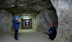 Discussions dans un tunnel d'une mine de sel où une clinique accueille des patients souffrant de troubles respiratoires à Erevan, en Arménie, le 5 février 2026 ( AFP / KAREN MINASYAN )