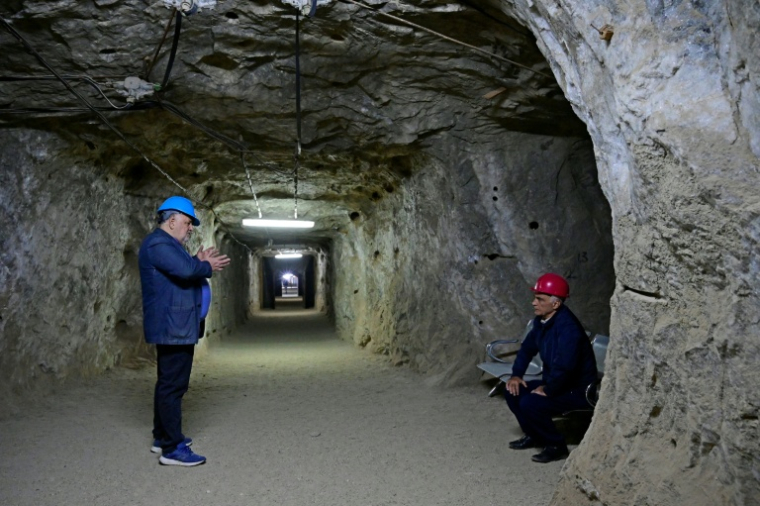 Discussions dans un tunnel d'une mine de sel où une clinique accueille des patients souffrant de troubles respiratoires à Erevan, en Arménie, le 5 février 2026 ( AFP / KAREN MINASYAN )