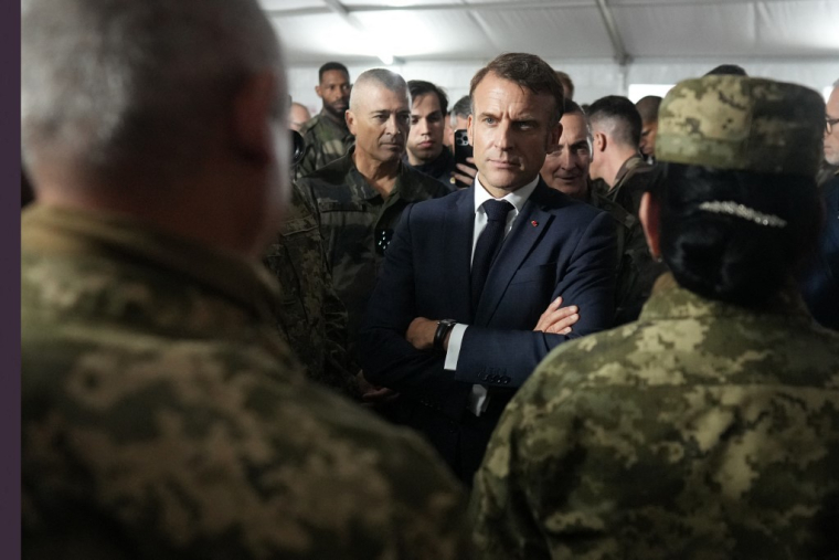 Le chef d'État-major des armées, Thierry Burkhard et Emmanuel Macron lors d'une rencontre avec des soldats ukrainiens, sur leur lieu d'entraînement en France, le 9 octobre 2024. ( POOL / THIBAULT CAMUS )