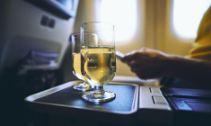 Plus de champagne, bière et autres alcools en classe en éco chez American Airlines crédit photo : Getty images
