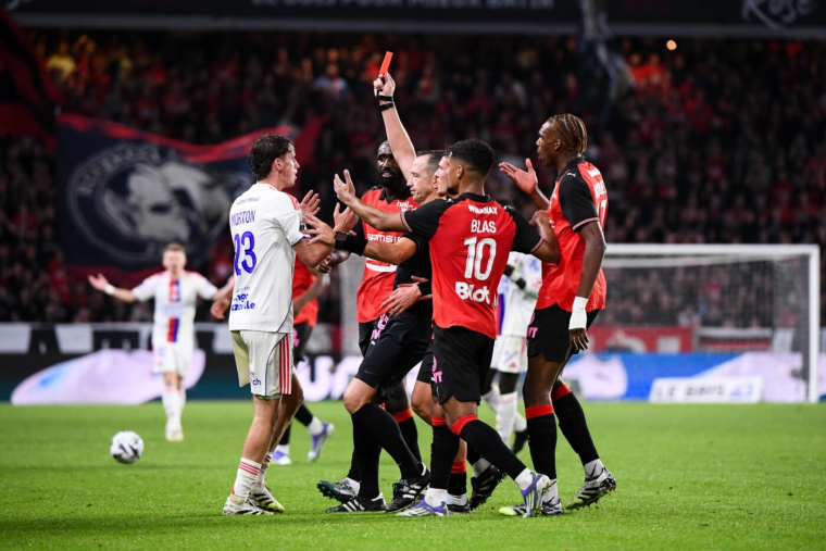 Clinton Mata ne digère pas le carton rouge