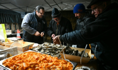 Des agriculteurs à Carbonne le soir du réveillon ( AFP / Matthieu RONDEL )