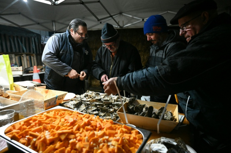 Des agriculteurs à Carbonne le soir du réveillon ( AFP / Matthieu RONDEL )