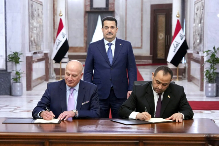 Le Premier ministre irakien Mohamed Chia al-Soudani (c) assiste à la signature d'un mémorandum d'entente avec le géant de l'énergie américain GE VERNOVA pour des centrales électriques au gaz et la production de 24.000 mégawatts d'électricité, le 9 avril 2025 à Bagdad ( Page Facebook du bureau duh Premier ministre irakien / - )