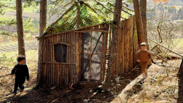 Elèves de l'école publique de Séderon (Drôme) ayant classe dehors le 13 mars 2026  ( AFP / Guillaume BONNET )