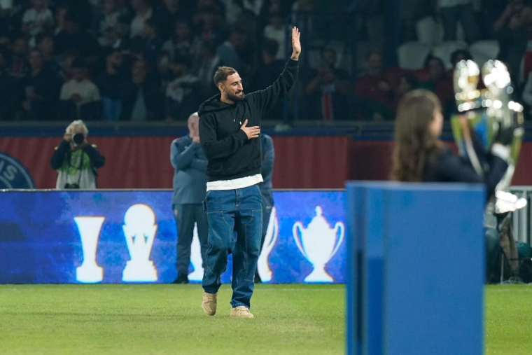 Gianluigi Donnarumma célébré par les supporters parisiens après PSG-Angers