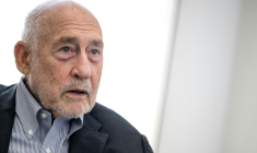 Joseph Stiglitz, ex-économiste en chef de la Banque mondiale et colauréat du prix Nobel d'économie en 2001, estime que les États-Unis restent les plus exposés au risque de stagflation en raison dre la guerre au Moyen-Orient, comme lors des chocs pétroliers des années 1970, dans une interview à l'AFP le 16 mars 2026.  ( AFP / Fabrice COFFRINI )
