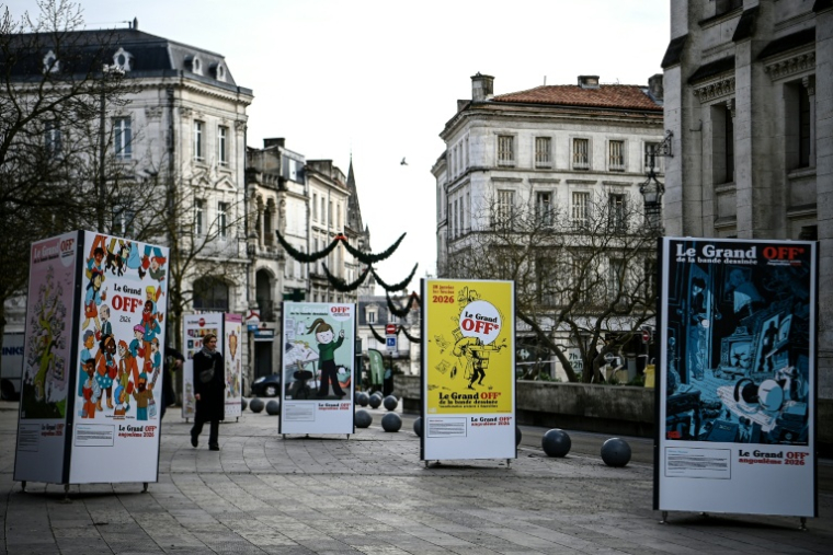 Des affiches publicitaires annonçant le festival de bande dessinée "Le Grand Off" à Angoulême, le 29 janvier 2026 en Charente ( AFP / Christophe ARCHAMBAULT )