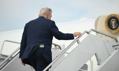 Donald Trump avec un billet de 50 dollars dans sa poche arrière, près de Washington en mai 2025 ( AFP / SAUL LOEB )