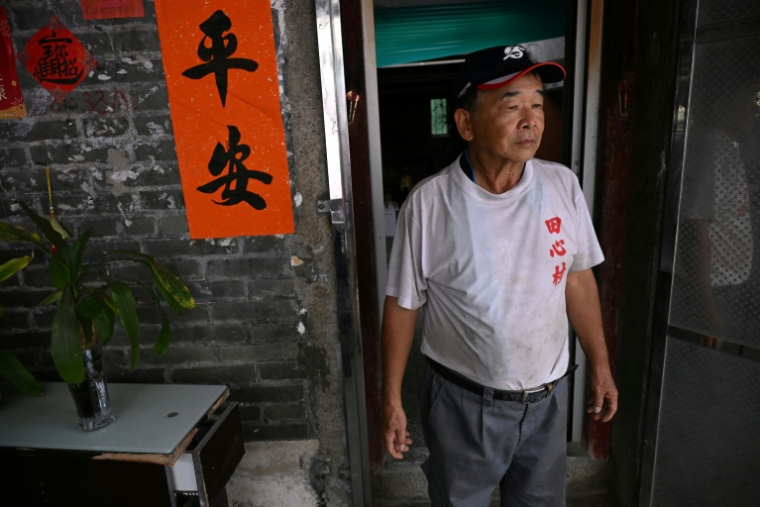 Chan Yuk-tong, un retraité de 71 ans, devant sa maison dans le village de Tin Sam, dans le secteur des Nouveaux Territoires à Hong Kong, le 15 juin 2026   ( AFP / Peter PARKS )