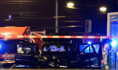 La police scientifique inspecte la voiture qui a foncé dans la foule d'un marché de Noël à Magdebourg, dans l'est de l'Allemagne, le 21 décembre 2024 ( AFP / John MACDOUGALL )