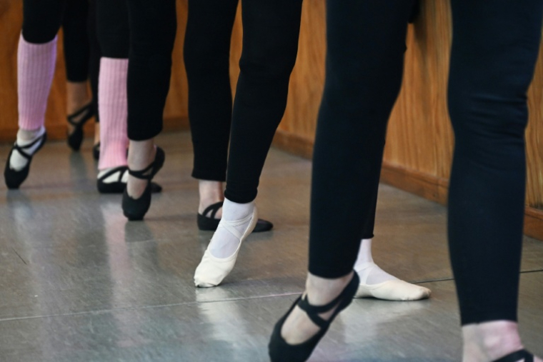 Des élèves de la ballerine et professeure de danse Evelyn Cordero, âgée de 100 ans, suivent un cours au Conservatorio Danza Experimental de Santiago, le 19 mai 2026, au Chili ( AFP / RODRIGO ARANGUA )