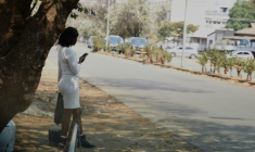 Une travailleuse du sexe dans une rue à Harare, le 1er septembre 2025 au Zimbabwe ( AFP / Jekesai NJIKIZANA )