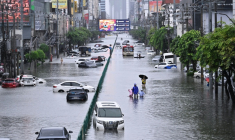 Les rues submergées de Bangkok, touchée par d'importantes inondations, le dimanche 27 septembre 2026 ( AFP / Lillian SUWANRUMPHA )