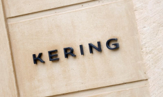 Le logo de Kering au siège de l'entreprise à Paris