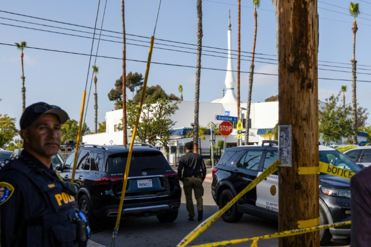 La police de San Diego empêche l'accès à une mosquée de San Diego après une attaque, le 18 mai 2026 ( AFP / Zoë Meyers )