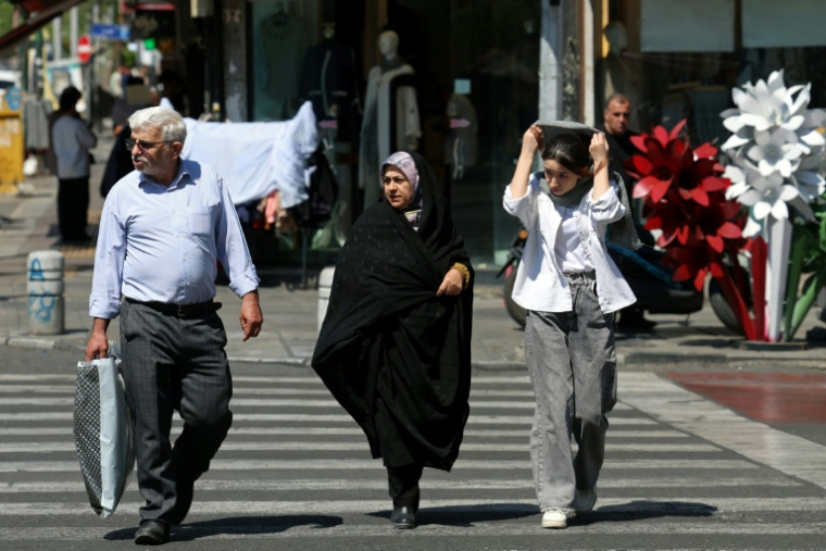 Une famille iranienne dans le centre de Téhéran, le 10 avril 2026 ( AFP / - )