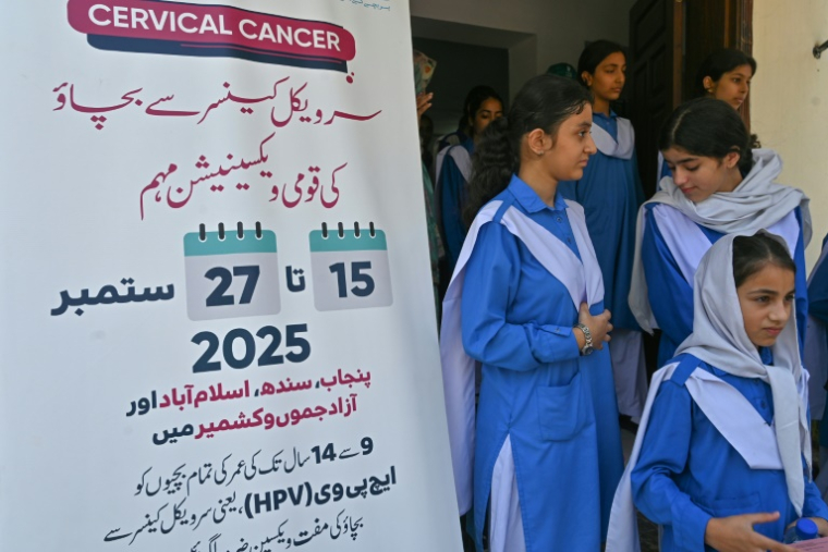 Des élèves quittent l'école après avoir reçu le vaccin contre le virus du papillome humain (VPH)  lors d'une campagne de vaccination contre le cancer du col de l'utérus, le 24 septembre 2025 à Islamabad, au Pakistan ( AFP / Farooq NAEEM )