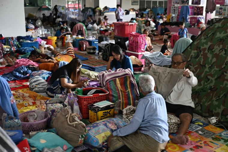 Des habitants déplacés dans un centre d'hébergement de la province de Surin, le 12 décembre 2025 en Thaïlande lors d'affrontements à la frontière avec le Cambodge ( AFP / Lillian SUWANRUMPHA )