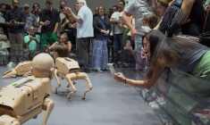 Art Basel Miami: des chiens robots à l'effigie de Musk, Zuckerberg et Bezos en vedette