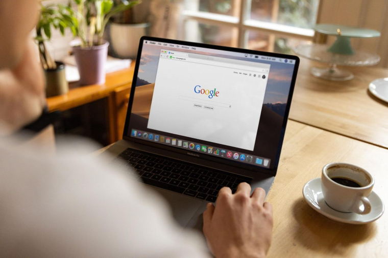 un ordinateur et google (crédit photo : Unsplash / Firmbee.com  )