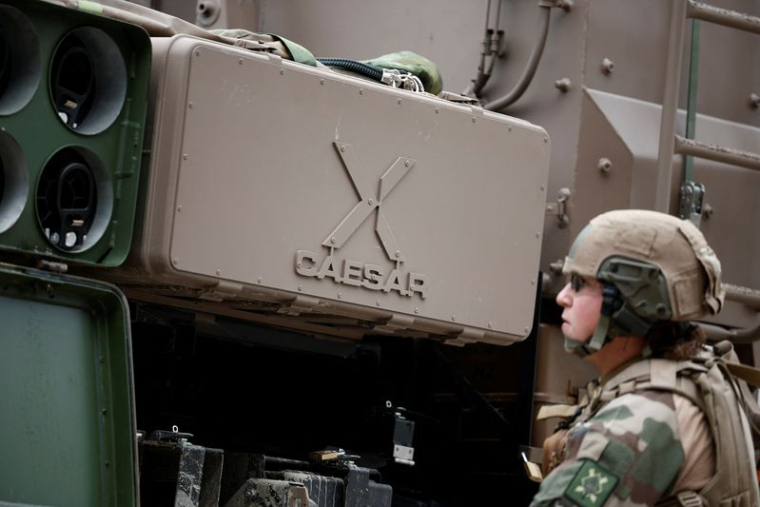 Des soldats de l'armée française installent un canon automoteur Caesar