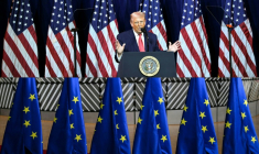 Combo photo du président américain Donald Trump et de drapeaux européens, créé le 19 janvier 2026 ( AFP / Mandel NGAN )
