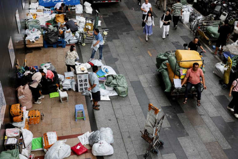 PHOTO DE FICHIER : Entreprises de logistique dans un district de vente en gros de vêtements à Guangzhou