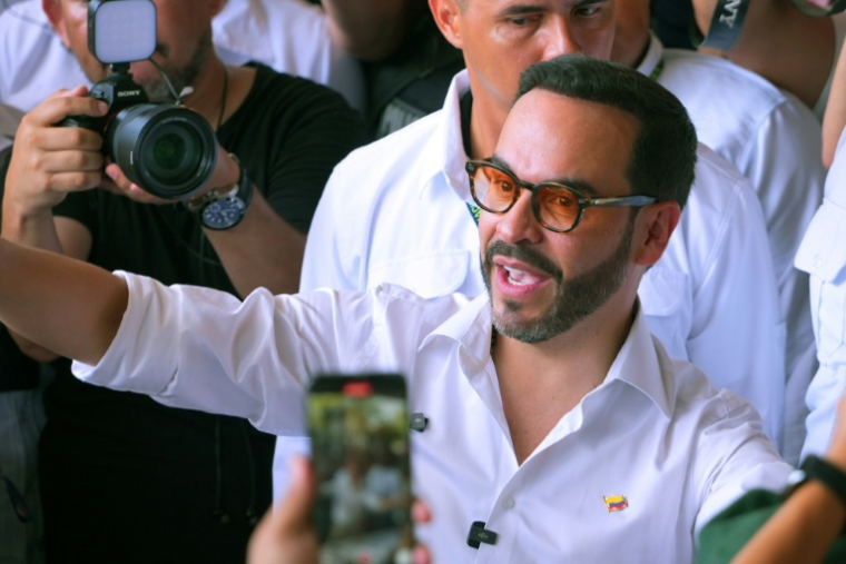 Abelardo de la Espriella, candidat à la présidentielle en Colombie, salue ses partisans après avoir voté dans un bureau de vote lors de l'élection présidentielle à Barranquilla, en Colombie, le 31 mai 2026 ( AFP / Vanexa Romero )