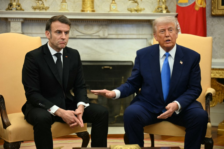 Emmanuel Macron et Donald Trump à Washington, aux États-Unis, le 24 février 2025. ( AFP / JIM WATSON )