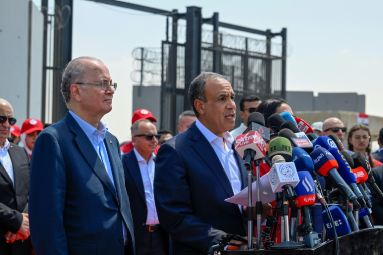 Le ministre égyptien des Affaires étrangères, Badr Abdelatty (c), lors d'une conférence de presse en présence du Premier ministre palestinien Mohammad Mustafa (g), du côté égyptien du point de passage de Rafah, le 18 août 2028 ( AFP / Khaled DESOUKI )