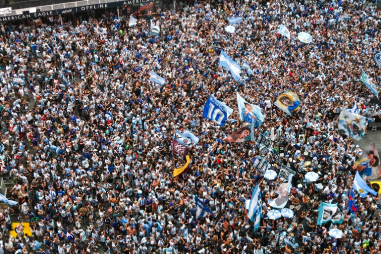 Supporters de l'Argentine à Times Square à New York samedi 18 juillet, à la veille de la finale du Mondial contre l'Espagne. ( AFP / Ryan MURPHY )