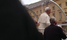 Le pape Léon XIV déambule en papamobile dans les rues de Metz