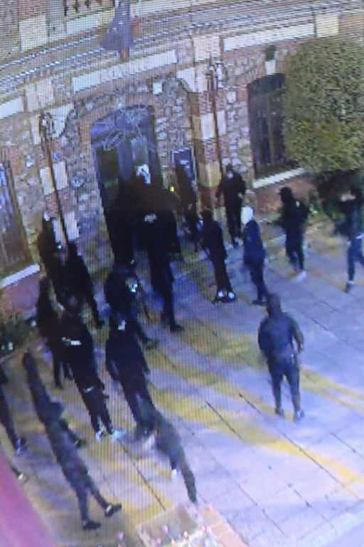 Capture d'écran des images de vidéosurveillance de la mairie de Fresnes, diffusée par le maire le 28 mars 2026, montrant des intrus cagoulés devant la mairie de Fresnes dans la nuit du 28 mars 2026 ( CCTV / FRESNES CITY HALL / - )