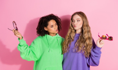 Une simple traversée de campus à la rentrée permet de constater une grande diversité d'allures : de la couleur des cheveux à celle des abayas, de la longueur des faux ongles à celle des jupes, du look hippie à celui du punk, en passant par le costard-cravate vintage, des corps hors norme assumés aux extravagances admirées, c'est un défilé multiculturel. (crédit : Adobe Stock)