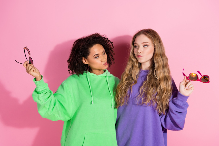 Une simple traversée de campus à la rentrée permet de constater une grande diversité d'allures : de la couleur des cheveux à celle des abayas, de la longueur des faux ongles à celle des jupes, du look hippie à celui du punk, en passant par le costard-cravate vintage, des corps hors norme assumés aux extravagances admirées, c'est un défilé multiculturel. (crédit : Adobe Stock)