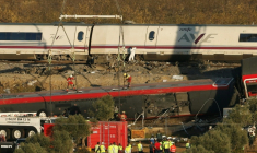 Des grues mobilisées pour retirer les wagons accidentés, au lendemain d’une collision entre deux trains à grande vitesse à Urda, dans la province de Tolède, le 29 octobre 2026 en Espagne ( AFP / Oscar DEL POZO )