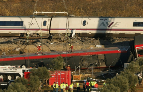 Des grues mobilisées pour retirer les wagons accidentés, au lendemain d’une collision entre deux trains à grande vitesse à Urda, dans la province de Tolède, le 29 octobre 2026 en Espagne ( AFP / Oscar DEL POZO )