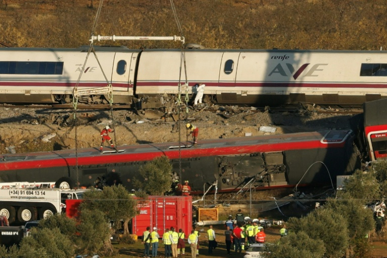 Des grues mobilisées pour retirer les wagons accidentés, au lendemain d’une collision entre deux trains à grande vitesse à Urda, dans la province de Tolède, le 29 octobre 2026 en Espagne ( AFP / Oscar DEL POZO )