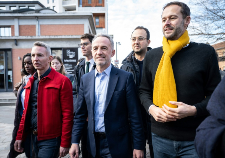 De g à d: le communiste Ian Brossat, le socialiste Emmanuel Grégoire et l'écologiste Ian Brossat posent ensemble à Paris le 18 décembre 2025 ( AFP / BERTRAND GUAY )