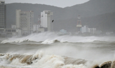 Des fortes vagues s'écrasent sur la plage de Quy Nhon avant l'arrivée du typhon Kalmaegi dans la province de Gia Lai, au Vietnam, le 6 novembre 2025 ( AFP / NHAC NGUYEN )