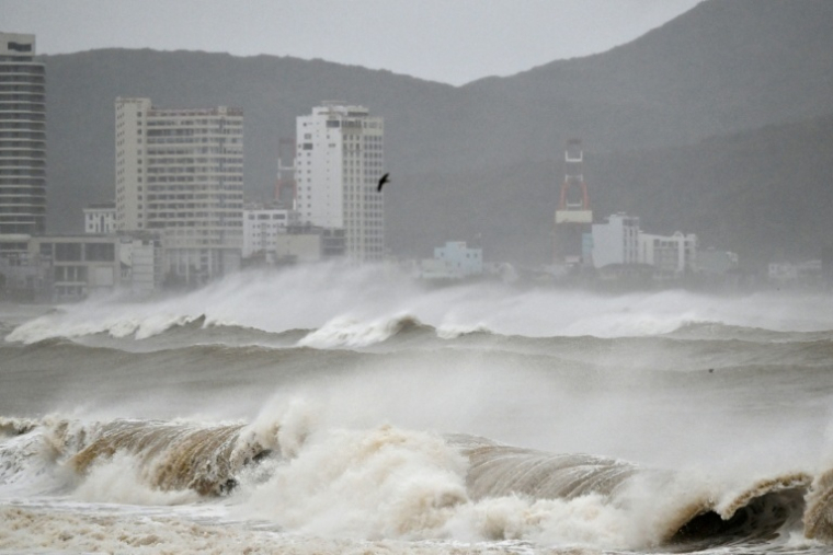 Des fortes vagues s'écrasent sur la plage de Quy Nhon avant l'arrivée du typhon Kalmaegi dans la province de Gia Lai, au Vietnam, le 6 novembre 2025 ( AFP / NHAC NGUYEN )