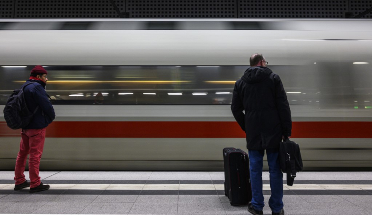 Un train Inter City Express (ICE), en gare de Berlin (illustration) ( AFP / JOHN MACDOUGALL )