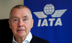 PHOTO DE FICHIER : Walsh, directeur général de l'IATA, pose pour un portrait après une interview avec Reuters à Genève